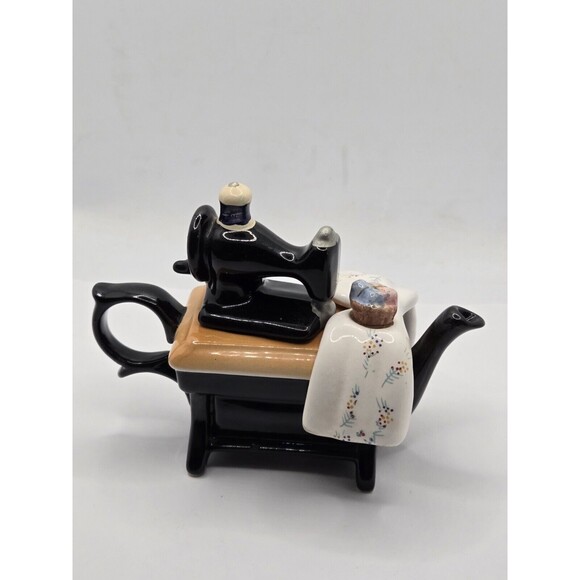 Vintage Porcelain/Ceramic Teapot with Quilt - Picture 4 of 11